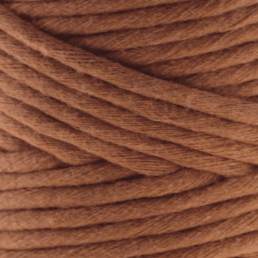 bobine de fil peigné marron